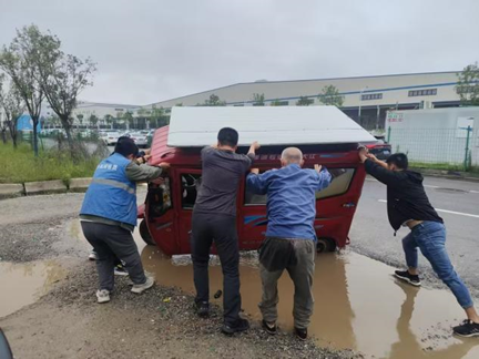 雨天路滑车侧翻  西安高新区网格员暖心施救护平安